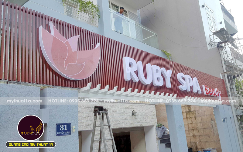 biển hiệu spa bằng lam nhôm giả gỗ dẹp