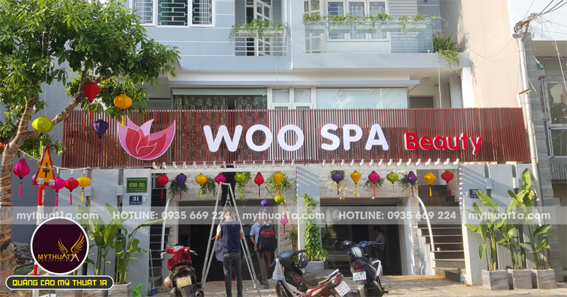 bảng hiệu spa bằng lam gỗ