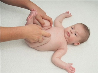 8 dấu hiệu trẻ trật khớp háng bẩm sinh