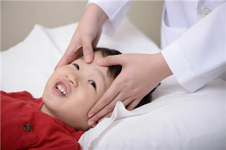 Hiểm họa từ xoa bóp cho trẻ em